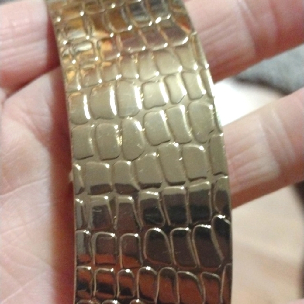 LARGE GOLD-TONE TORQUE HAMMERED-STYLE COLLAR ADJUSTABLE 14- 18.5" NECKLACE - Picture 4 of 11